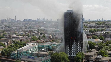 Al menos 12 muertos en un gran incendio en Londres