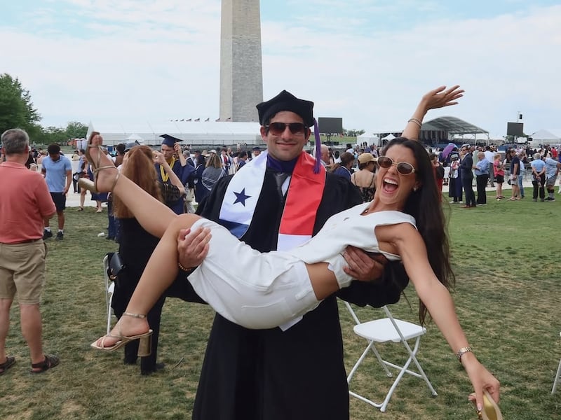 ‘¡Se acabó la relación a distancia!’: Julianne Roux celebra la graduación de su esposo en Estados Unidos