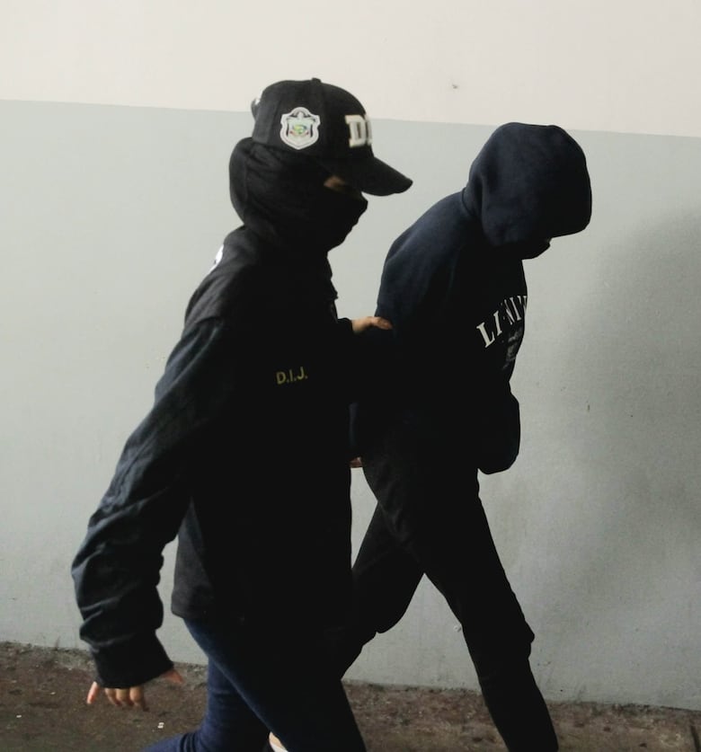 Un día después del triunfo del PRD, Héctor Brands reacomodó la sociedad que acumuló millonarios contratos con el Estado