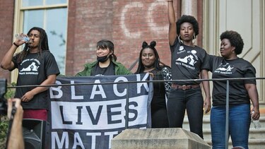 Retórica de matices racistas continúa rondando a Trump