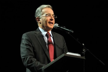 Revelan que gobierno de Álvaro Uribe usó fondos públicos para acercarse a las FARC