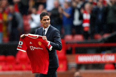 Manchester United hace oficial la llegada de Raphaël Varane hasta 2025