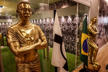 El mausoleo de Pelé abre sus puertas rodeado de fútbol