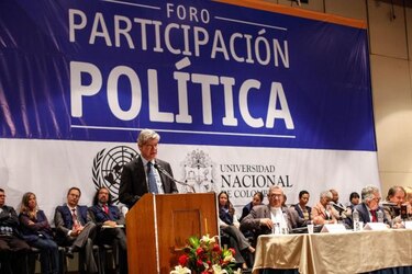 Foro de paz colombiano arroja 400 propuestas para entrada de FARC en política