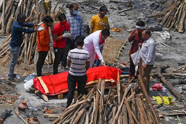 La pandemia por Covid-19 desborda crematorios en India