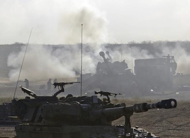 Israel intensifica bombardeos; urge a 100 mil palestinos a evacuar viviendas