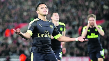 Arsenal gana y sueña con entrar a la Champions