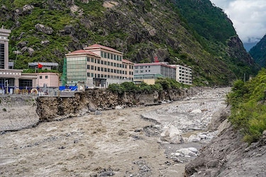 Cómo fueron los últimos minutos antes de que las inundaciones arrasaran la frontera entre Nepal y China