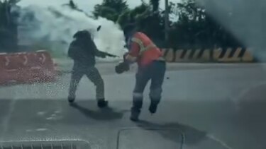 Un policía resulta herido tras ser golpeado en la cabeza al intentar despejar la vía en Howard
