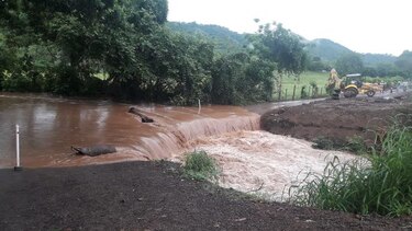 Desbordamiento del río Cañas causa daños en vía en rehabilitación