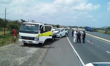 14 heridos por accidente entre autobús y camioneta en Herrera; mayoría son estudiantes universitarios