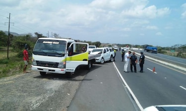 14 heridos por accidente entre autobús y camioneta en Herrera; mayoría son estudiantes universitarios