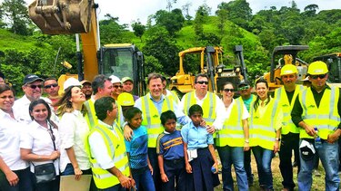 Gobierno compra lanchas y un avión