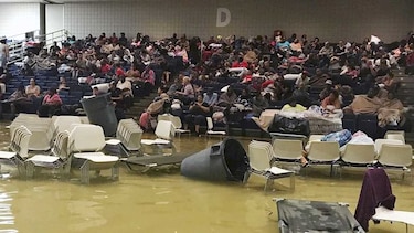 Se inunda refugio para afectados por Harvey en Texas