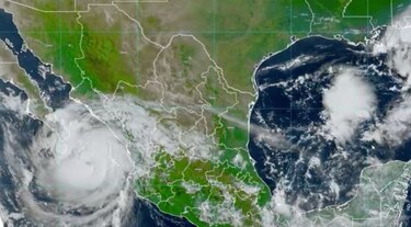 Huracán Olaf se acerca a la Península de Baja California en México