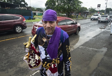 Caminar con una gran cruz para agradecer al venerado Cristo Negro 