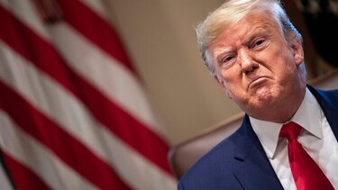Trump tilda de 'linchamiento' proceso de destitución, mientras Congreso recibe a testigo clave
