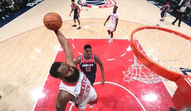 Harden anota 59 puntos en apretada victoria de los Rockets