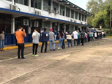 Largas filas de interesados en aplicarse la vacuna anticovid en el circuito 6-1