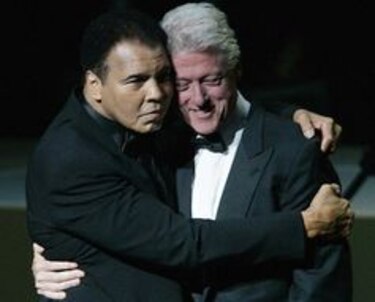 Restos de Muhammad Ali ya están en Louisville para su último adiós