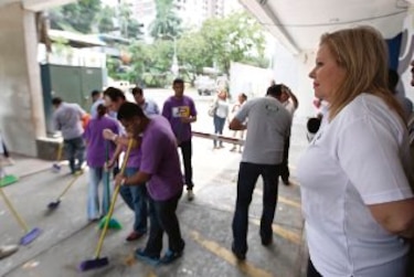 Con escobas se toman la sede de la Ampyme