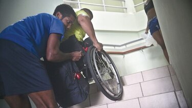 El difícil ascenso de un atleta en silla de ruedas