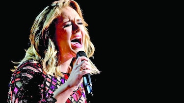 Adele tiene problema en las cuerdas vocales