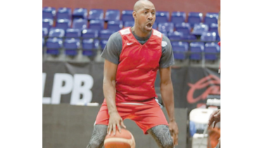 Hicks y Ayarza lideran el equipo nacional de baloncesto