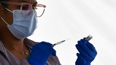 La mitad de los adultos de Estados Unidos ha recibido al menos una dosis de la vacuna anticovid