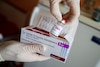 Más países europeos suspenden el uso de vacuna de AstraZeneca, pese a respaldo de OMS