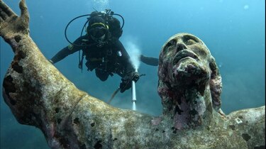 Limpian la escultura del Cristo del Abismo en las profundidades del mar italiano