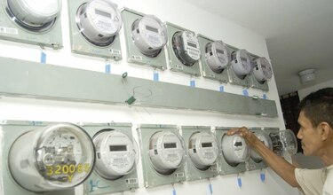Clientes de eléctricas reclaman por alto consumo 
