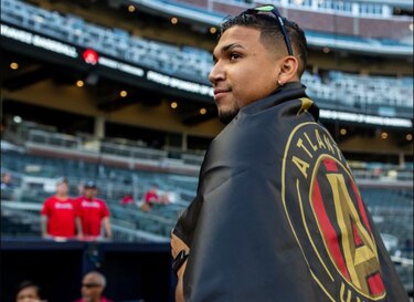 Johan Camargo cambia la camiseta de béisbol por la de fútbol; sigue lesionado