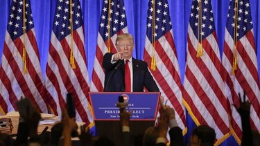 Atropellado encuentro de Trump con la prensa