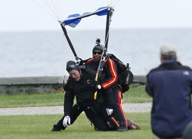 George Bush padre celebra su 90 cumpleaños saltando en paracaídas