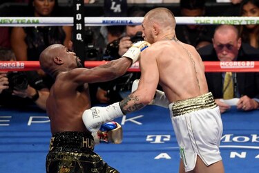 Mayweather festejó en grande; al final la policía llegó a poner orden
