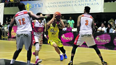 Universitarios pasan sin jugar