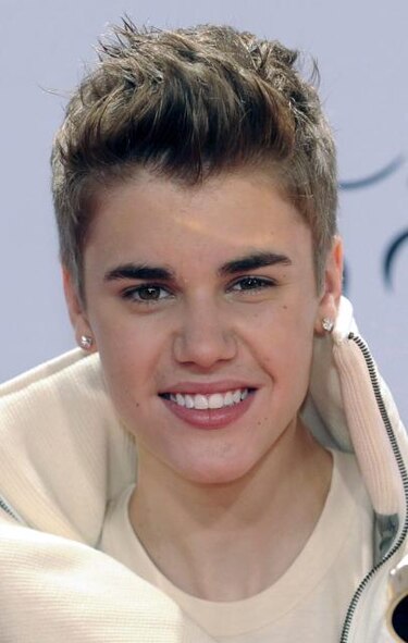 Justin Bieber viaja a Europa mientras la policía de Miami lo busca