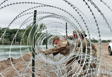 Juez suspende medida migratoria de Donald Trump