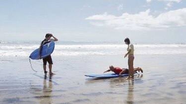 Olas del Pacífico atraen a surfistas