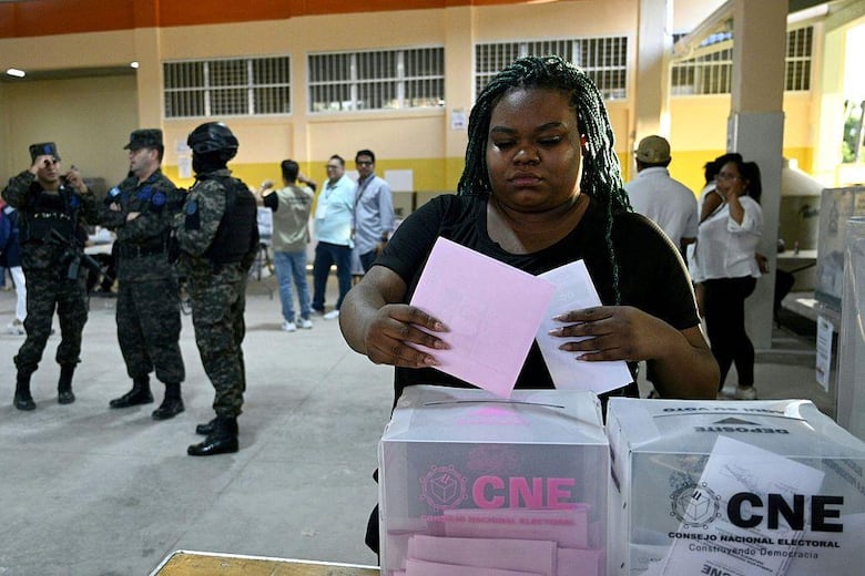 Por qué aún se desconocen los resultados definitivos de las reñidas elecciones presidenciales en Honduras a más de una semana de celebrarse los comicios