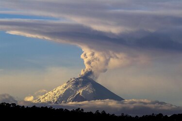 Declaran ‘alerta amarilla’ en Ecuador por nube de vapor y ceniza del volcán Cotopaxi