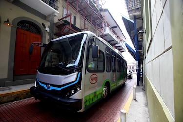 ¿Qué pasó con los buses eléctricos que operarían en el Casco?