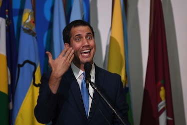 Guaidó a empujones, un rival proclamado y Maduro jugando béisbol