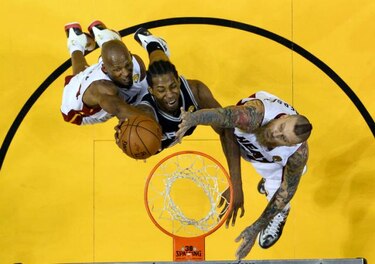 Un inspirado Leonard le da ventaja a San Antonio