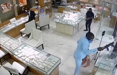 Asalto a mano armada en joyería del área bancaria