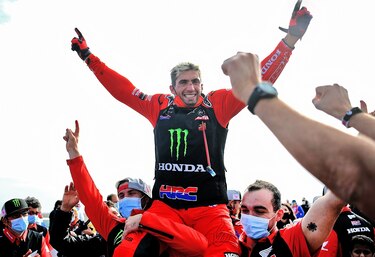 El argentino Benavides y el francés Peterhansel ganan el Dakar