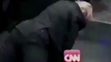 Trump tuitea video de broma en el que simula que golpea a 'CNN'