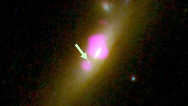 Extraña galaxia con dos agujeros negros tiene uno más delgado