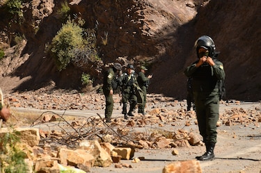 Policías y militares limpian carreteras bloqueadas en el occidente y centro de Bolivia